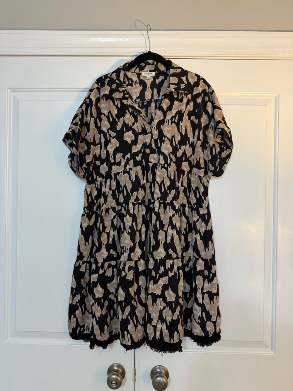 Tiered Short Sleeve Dress in Black and Beige